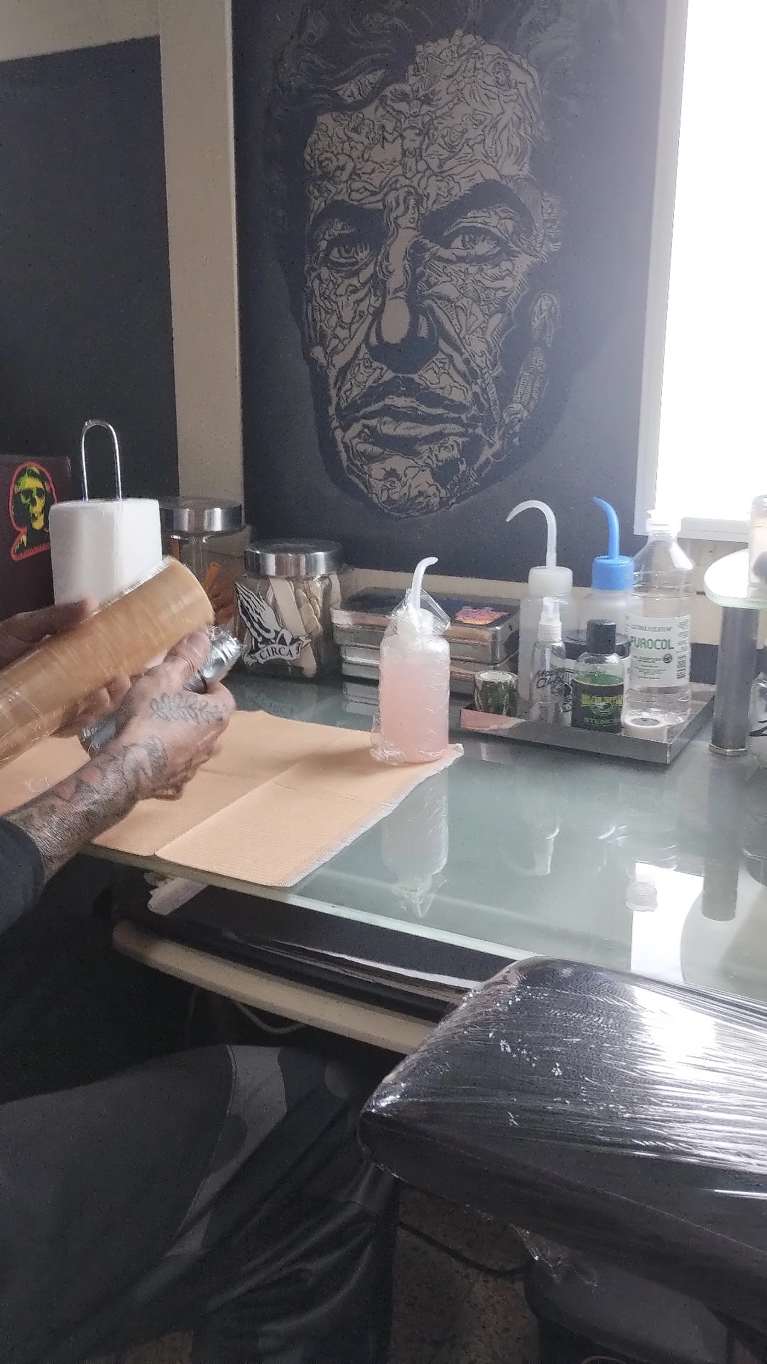 Preparación higiénica de la estación de trabajo en Zambia Tattoo